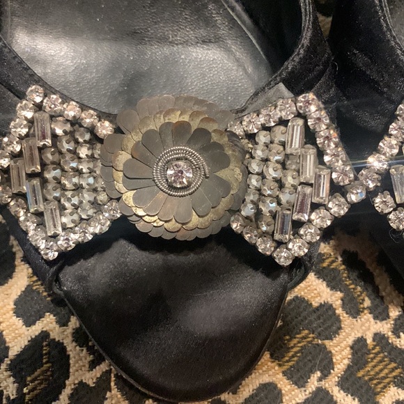 Gucci- authentic beautiful satin and bow shaped crystals size 36 or 6 in USA - Picture 3 of 5